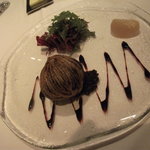 レストラン ヒロミチ - 温かい前菜／ブータンノワールのカリカリポテト包み、バニュルスキャラメルとリンゴのピューレ