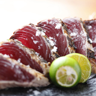 请品尝大受欢迎的盐味鲣鱼刺身。