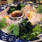 魚山人 - ◆クエのお刺身、桜鱒の卵 贅沢な品で美味しいですが、 最初に出されたお刺身と被りますので、できれば「しゃぶしゃぶ」など調理法が違うとよかったですね。