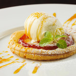 Warm apple pie with vanilla ice cream