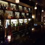 Bar Tsuki-yomi - ゆったりとした大理石のカウンター席