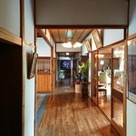 旅館花屋 - 右が待合室