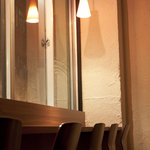 ローワーイーストサイドカフェ - 窓際カウンター席はお一人様でもゆっくりできます