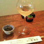 横浜野田岩 - 白ワインがそれなりのグラスで出てきました