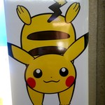 とんかつ檍 - 店のすぐ近くのピカチュウの自販機！