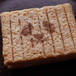 シュガーバターの木 - ライ麦の生地はサクサク。バター風味が香ばしい～。
      ホワイトチョコは少し塩味がきいててとっても美味しいです！
      これもおすすめのお土産だね。
      