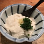 炭火焼鳥 きち蔵 - つきだしは自家製豆腐