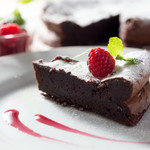 カフェクアラ - 地元奥多摩町の菓子工房の手作りガトーショコラです。