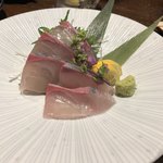 鶏イチズ - カンパチお造り 680円