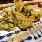 食堂 あいそ - ホタルイカとアスパラ天　クミン塩をつけて
