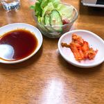 Yakiniku Gyuutoku - サラダとキムチ