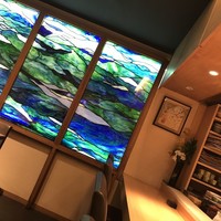 日本料理 丸しま - お店のステンドグラス