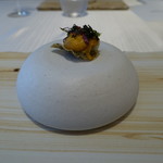 レミニセンス - 雲丹：はだての生雲丹が葛粉チップの上に、海苔の風味とピクルスの酸味