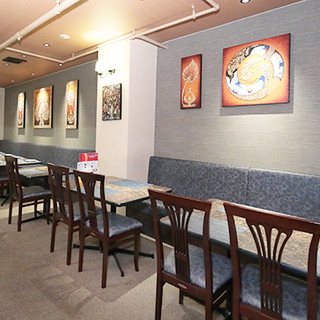 ゆったりとした座席配置のテーブルで、心おきなくお食事をお楽しみください◎