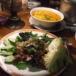 タイ国料理 ナムティップ - トム・ガー・ガイ。豚肉と香菜あえ。