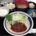 Tatsu No Shokujidokoro - 日替わりのハンバーグ定食\1000。この日は他にはしょうが焼き定食も。