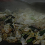 一力 - ホルモンうどん作成中