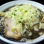 山手 別館 - 黒ラーメン(シナチク、ネギトッピング)