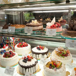 パリジャン パーペチュアル - ショーケースにはデコレーションケーキも沢山並んでいますw お好きなモノをどうぞ！