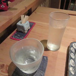 一東菴 - 「〆張鶴」（奥はチェイサーの水）