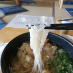 しんちゃんうどん - 麺は細麺