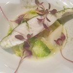 ル・ヴァンキャトル - ヒラスズキ。良い香りだがバター3割、後何だか不明。ディルと昆布も使ったという粉を分析しきれず。