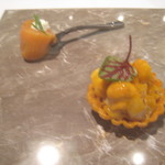 ル・ヴァンキャトル - アミューズ（鱒スモーク、イカとマッシュルームのタルトレット、ウニがけ）。シャンパンの写真撮り忘れた。