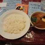 タイ風カレー スリヨタイ - カレーに対してご飯が多く見えます