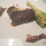 ル・ヴァンキャトル - 牛タン、ホタルイカ、コゴミの天ぷら？、春菊ソース。またソムリエ泣かせな一皿。