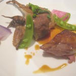 ル・ヴァンキャトル - リクエスト食材：ブレス産鳩。モモはパートフィロ包み。頭もカリカリで全部食べられた。