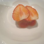 ル・ヴァンキャトル - アヴァン・デセール（ルバーブくずもち）