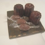 ル・ヴァンキャトル - プティ・フール（カヌレ、チョコアーモンド？）