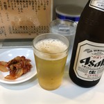 Panke - 瓶ビール550円は、アサヒスーパードライか、キリンラガーから選べる
      隣のおっちゃんはラガー