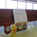 Stinger Ray's Tropical Bar & Grill - 卓上のケチャップ＆マスタード(2018年4月)