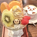 ぱんだ珈琲店 - パフェセット 1000円(税込)
            フルーツいろいろパフェ
            カフェラテ