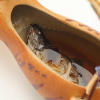 信州ならではの味！酒好きグルメにはたまらない「岩魚の骨酒」