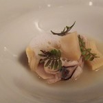 ヴィラ・デル・ソル - 蛤と筍。シェフ自ら伊豆山で掘ってきた筍にプリプリの蛤とそのエキスのスープ。春を感じる逸品です。