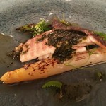 ヴィラ・デル・ソル - 石鯛とアスパラガス 岩海苔のソース。ホワイトアスパラとルッコラの花の仄かな苦味が石鯛にアクセントを添えます。