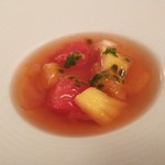 ヴィラ・デル・ソル - 柑橘類と紅茶のスープ。パッションフルーツの種の酸味も感じる、口直しに良い爽やかな一品です。