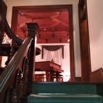 ヴィラ・デル・ソル - レストラン南葵文庫への階段を昇る、感動の一瞬！