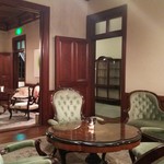 ヴィラ・デル・ソル - アンティークが設えられたサロン