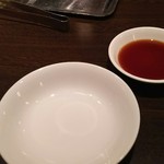 ワンカルビ - お肉待ちのタレとお皿