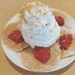 エッグスンシングス さいたま新都心店 - ストロベリー、ホイップクリームとマカダミアナッツのパンケーキ