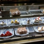 ドリアン洋菓子店 - 玄関左側のケーキコーナー