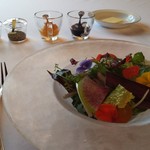 ヴィラ・デル・ソル - 朝食の野菜サラダ。契約農園で収穫した彩野菜が綺麗に盛付けられています。
