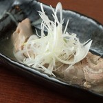 Motsuyaki Enjin - じっくり煮込んだ豚タン。柚子胡椒でどうぞ。