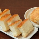 h Motsuyaki Enjin - 店舗仕込みのパン達。熱々で！