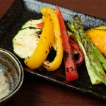 Motsuyaki Enjin - 旬のグリル野菜をチーズの効いたソースにつけてお召し上がりください。