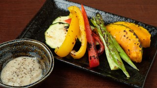 Motsuyaki Enjin - 旬のグリル野菜をチーズの効いたソースにつけてお召し上がりください。