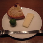 ワインバー ロスコ - 付き出し　オリーブオイルを塗ったバゲット，チーズ（ペコリーノ），オリーブ